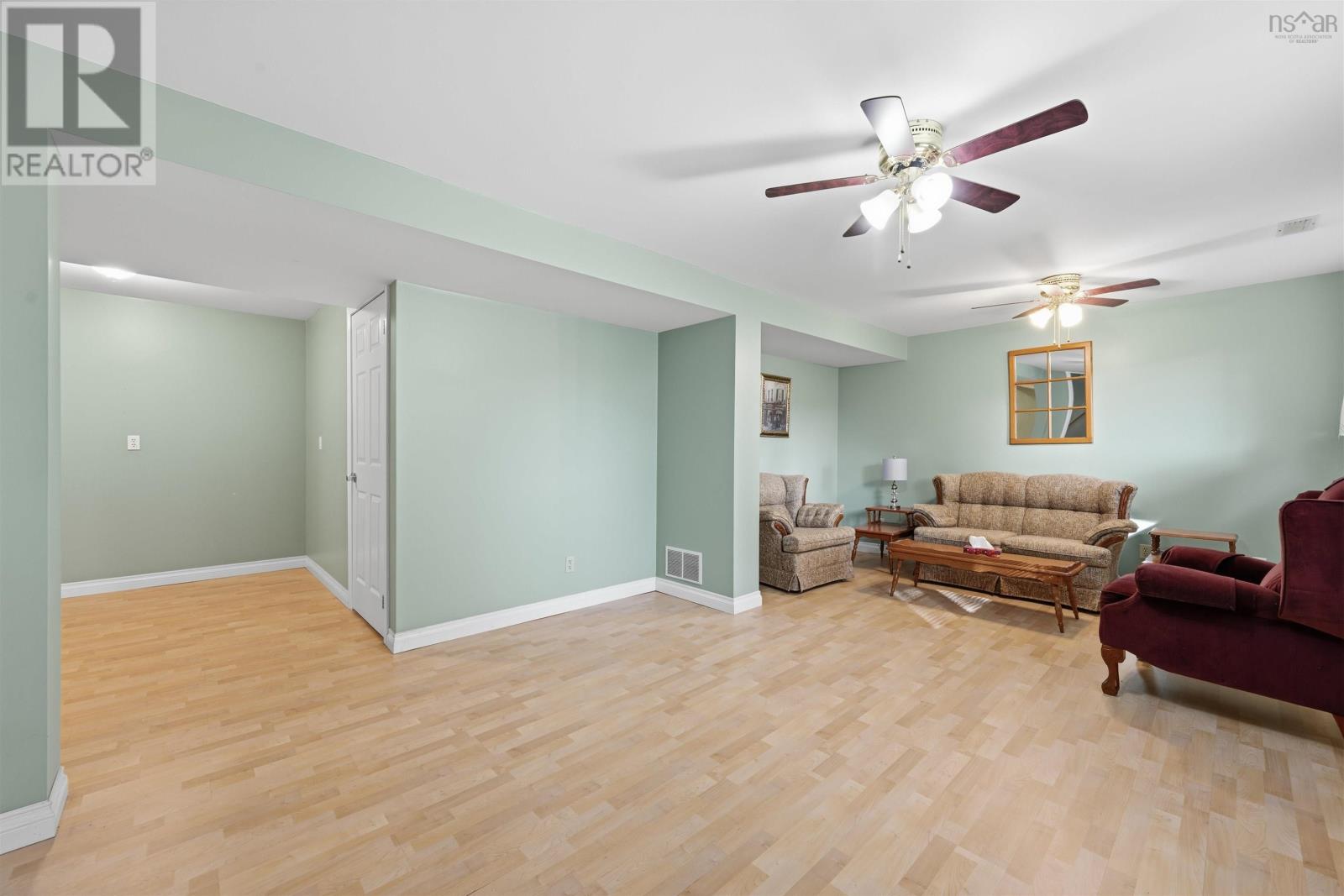 Property 36 of 49 of 8 Windward Avenue