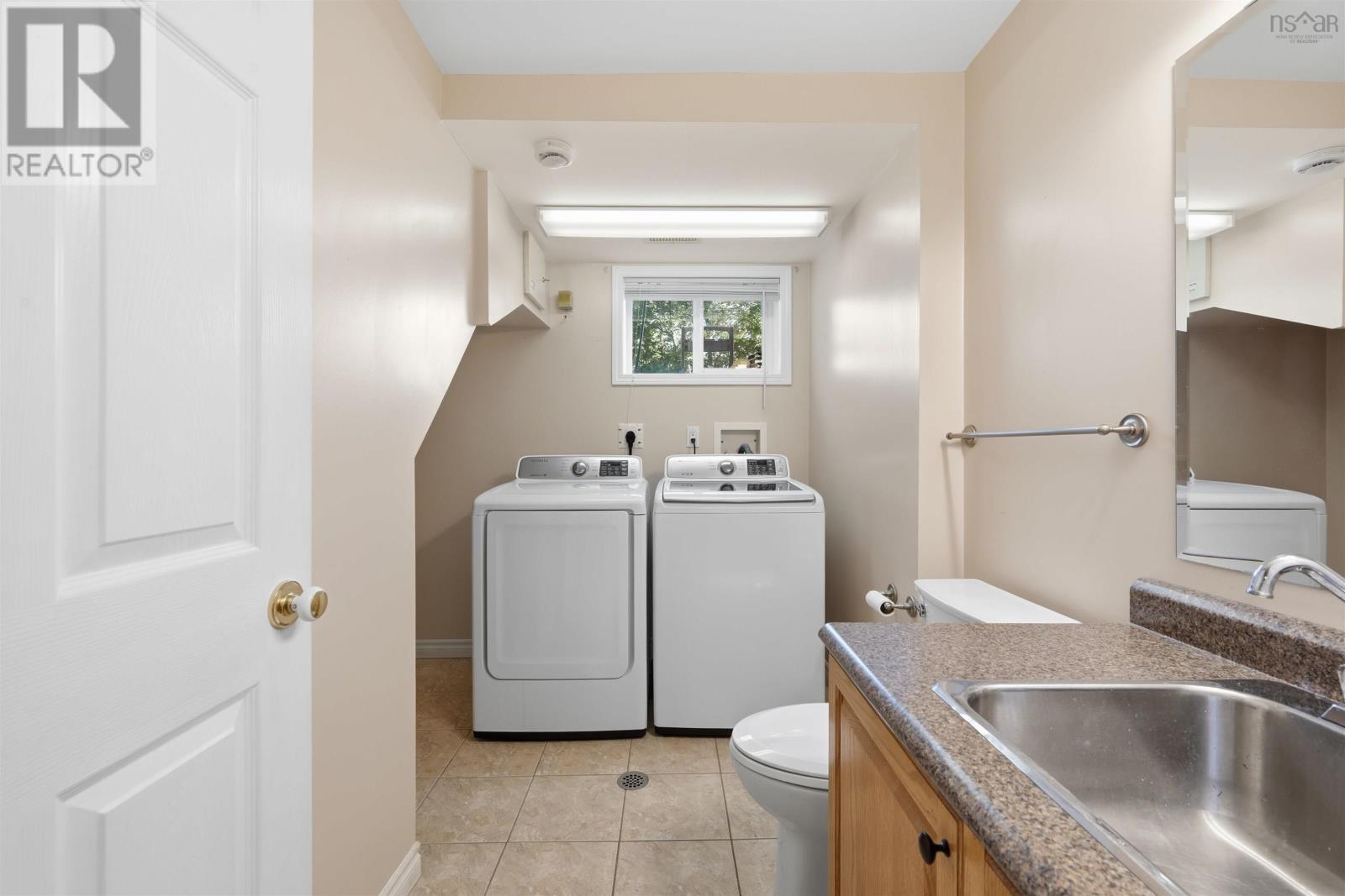 Property 33 of 49 of 8 Windward Avenue