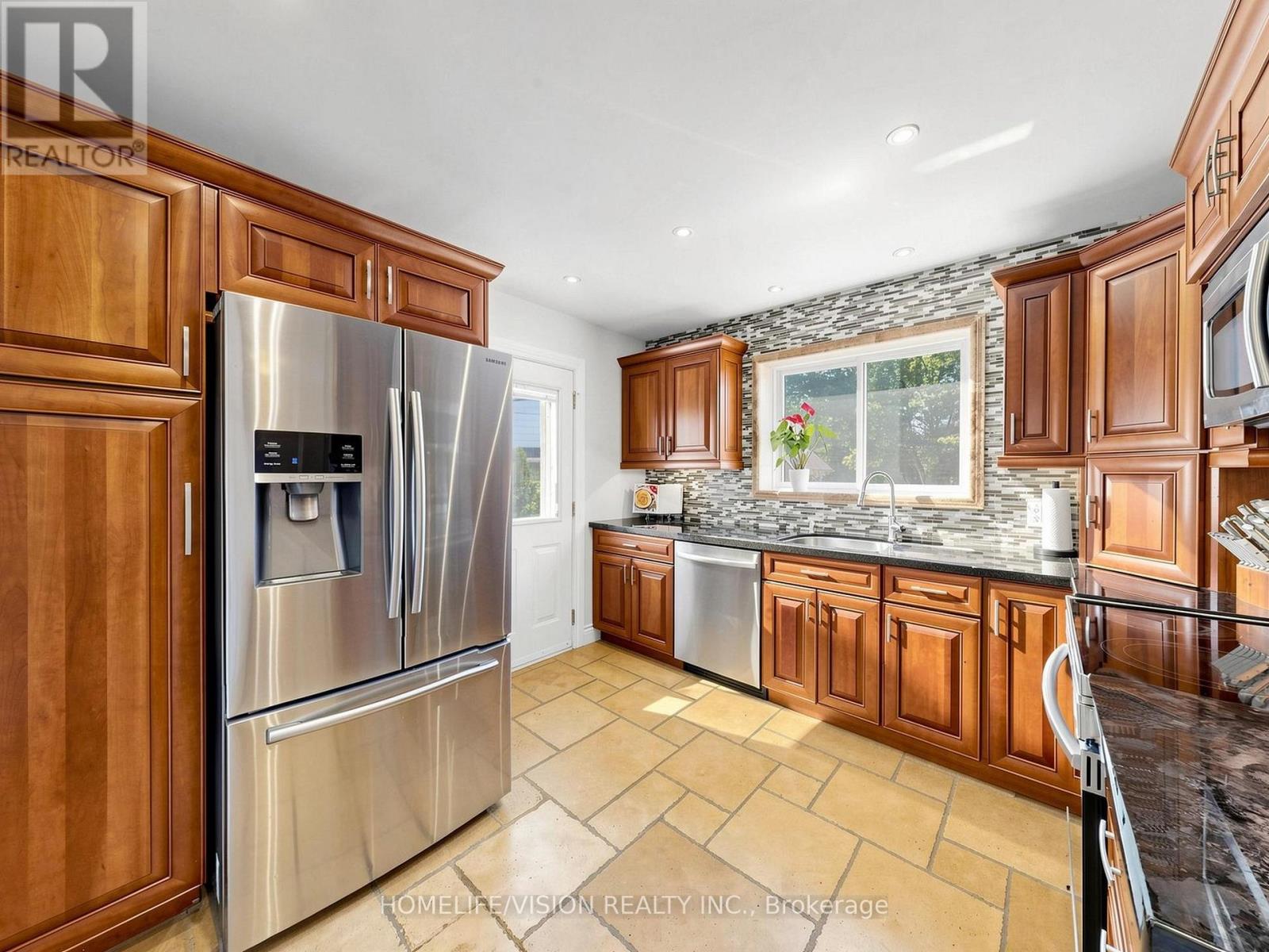 9 LYNDFIELD CRESCENT - 12