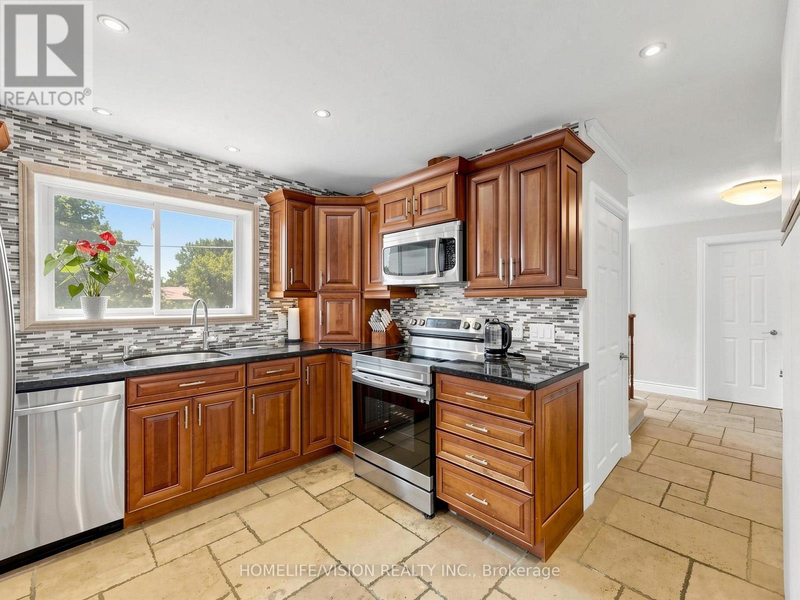 9 LYNDFIELD CRESCENT - 13