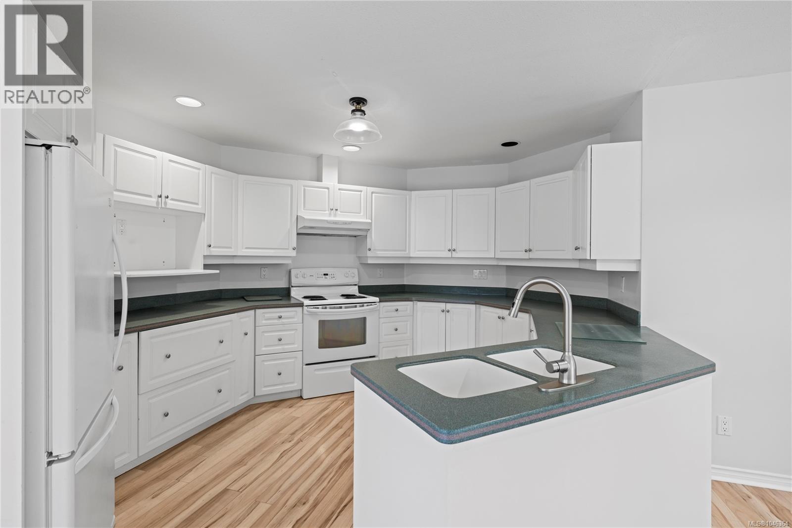 3104 Dolphin Dr - Image 20