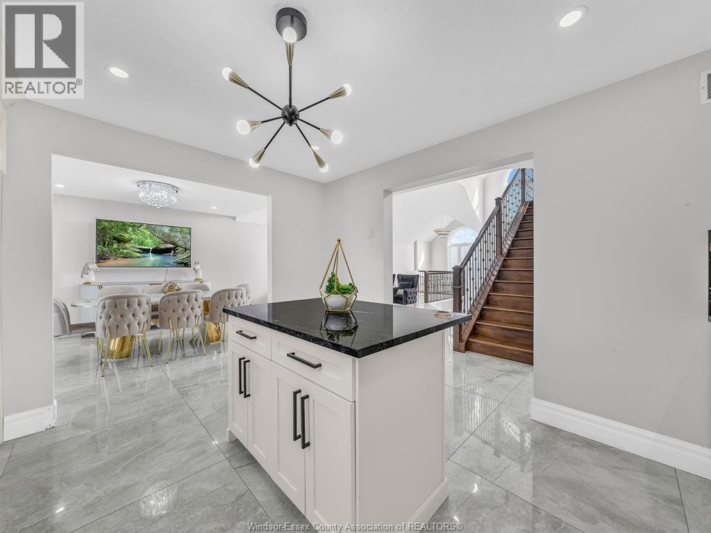 204 HAMPTON CRESCENT - 22