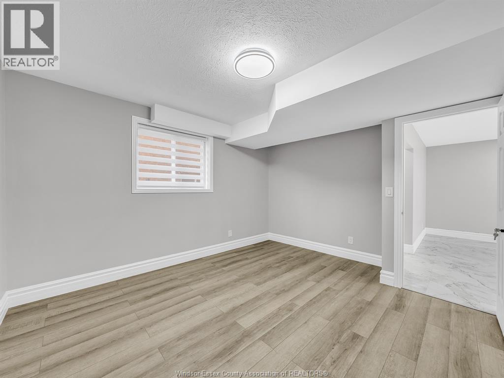 204 HAMPTON CRESCENT - 45