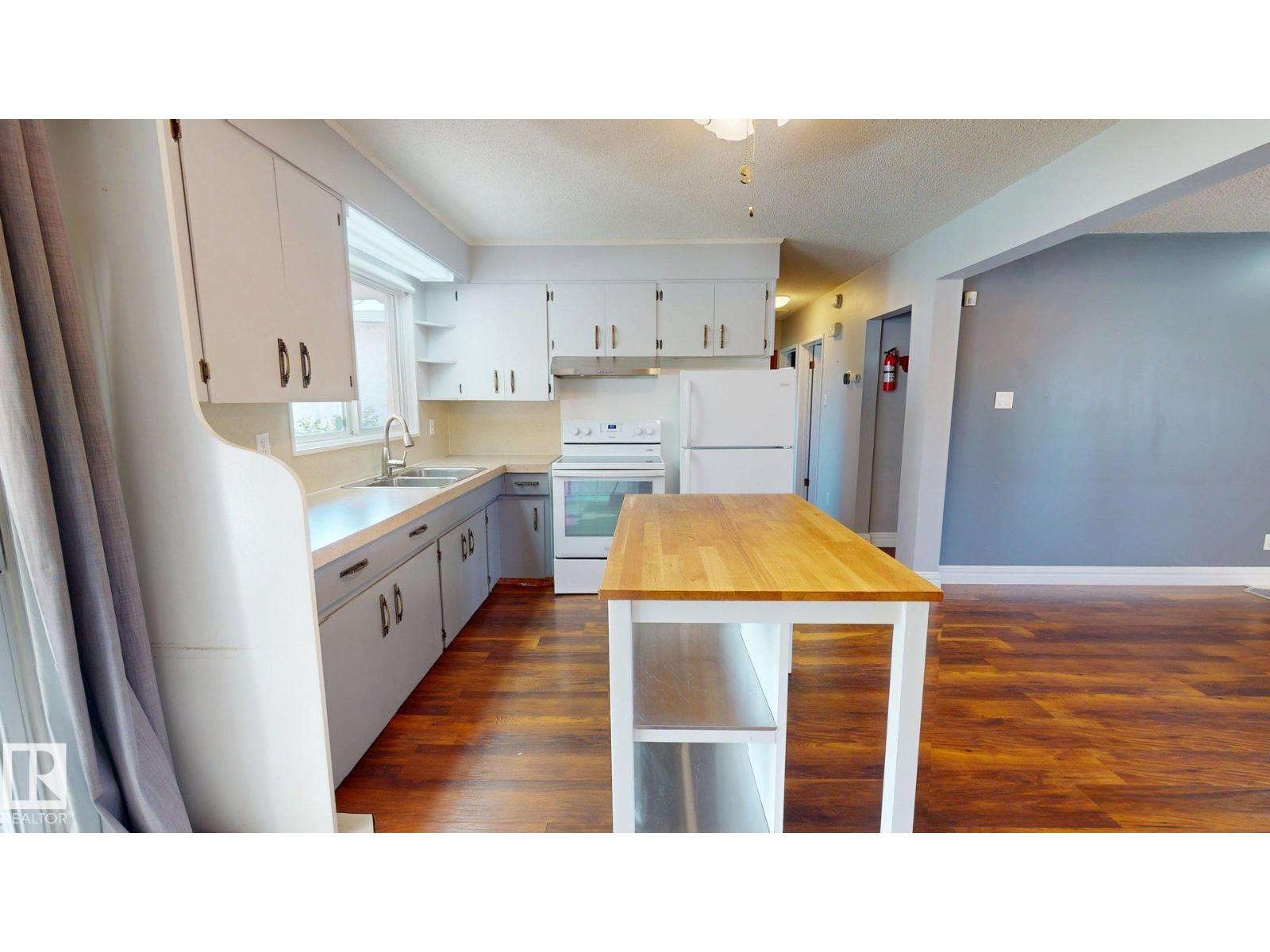 10661 152 ST NW - 4