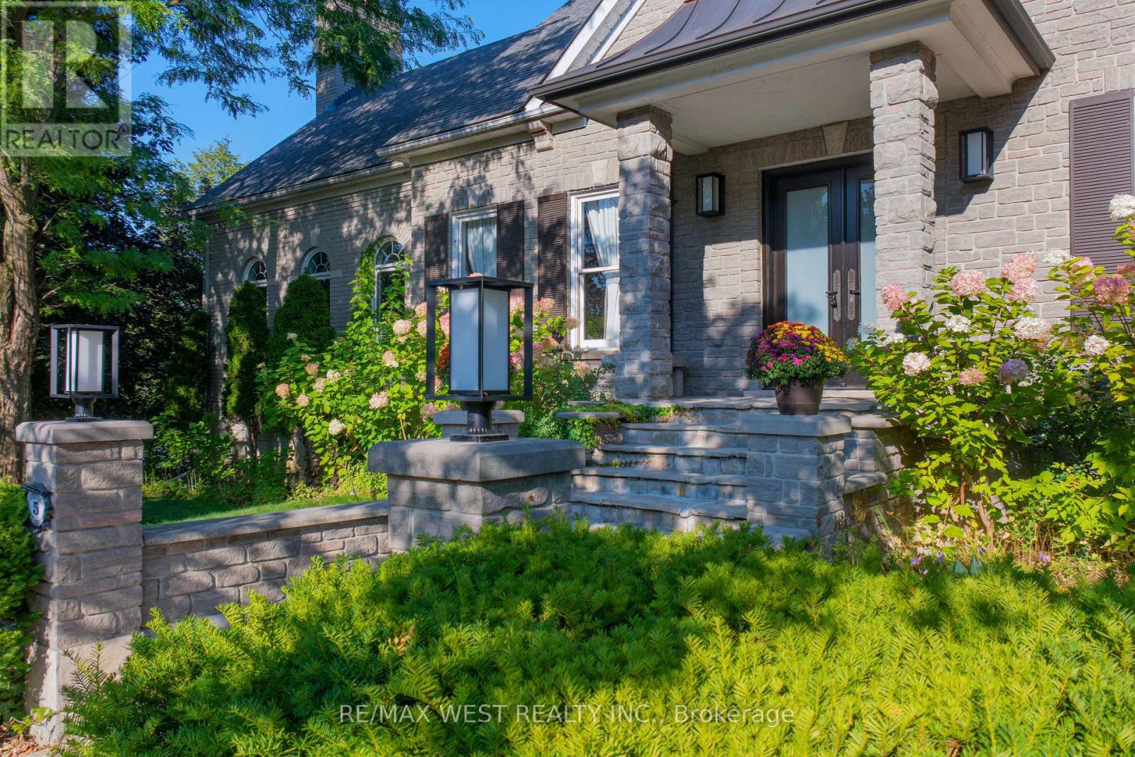 Listing photo of 5 HUMBERVIEW DRIVE