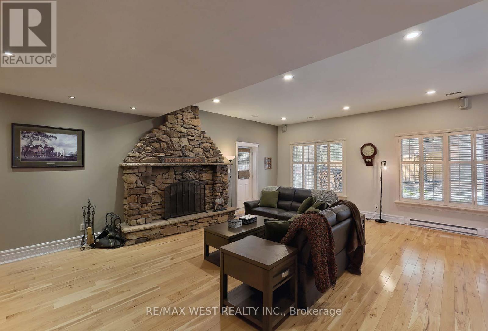 5 HUMBERVIEW DRIVE - 21
