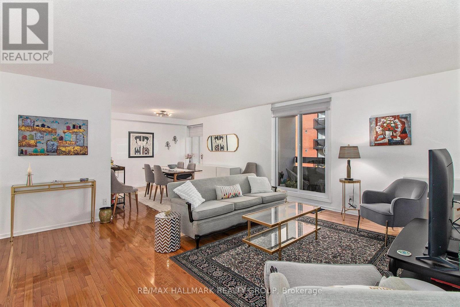 Spacious living room / dining room area