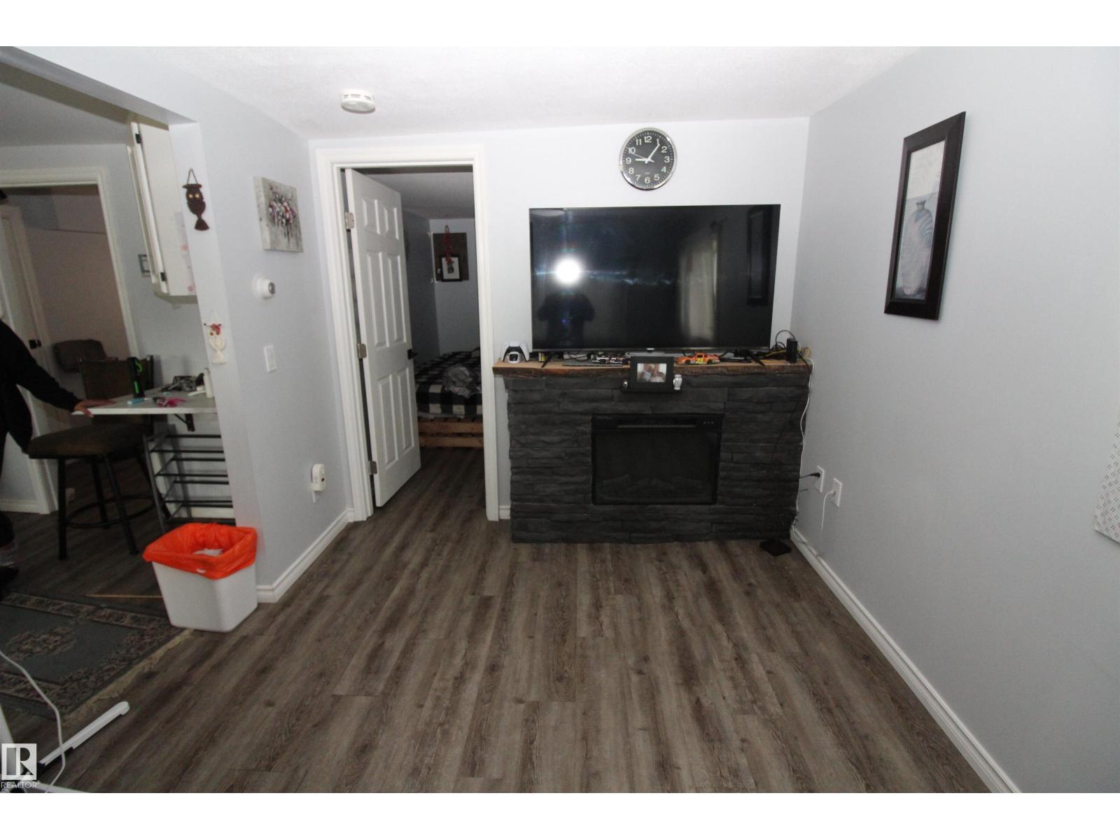 5404 52 ST - Image 13
