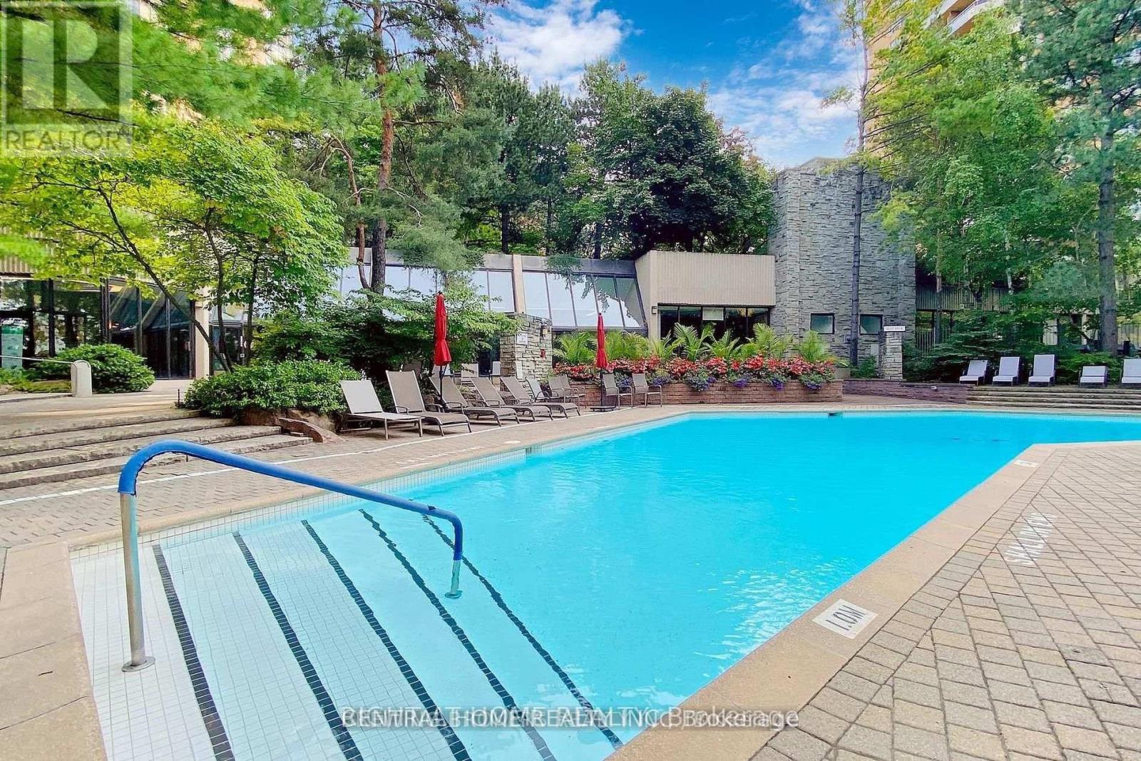 #302 85 SKYMARK DRIVE - Image 17