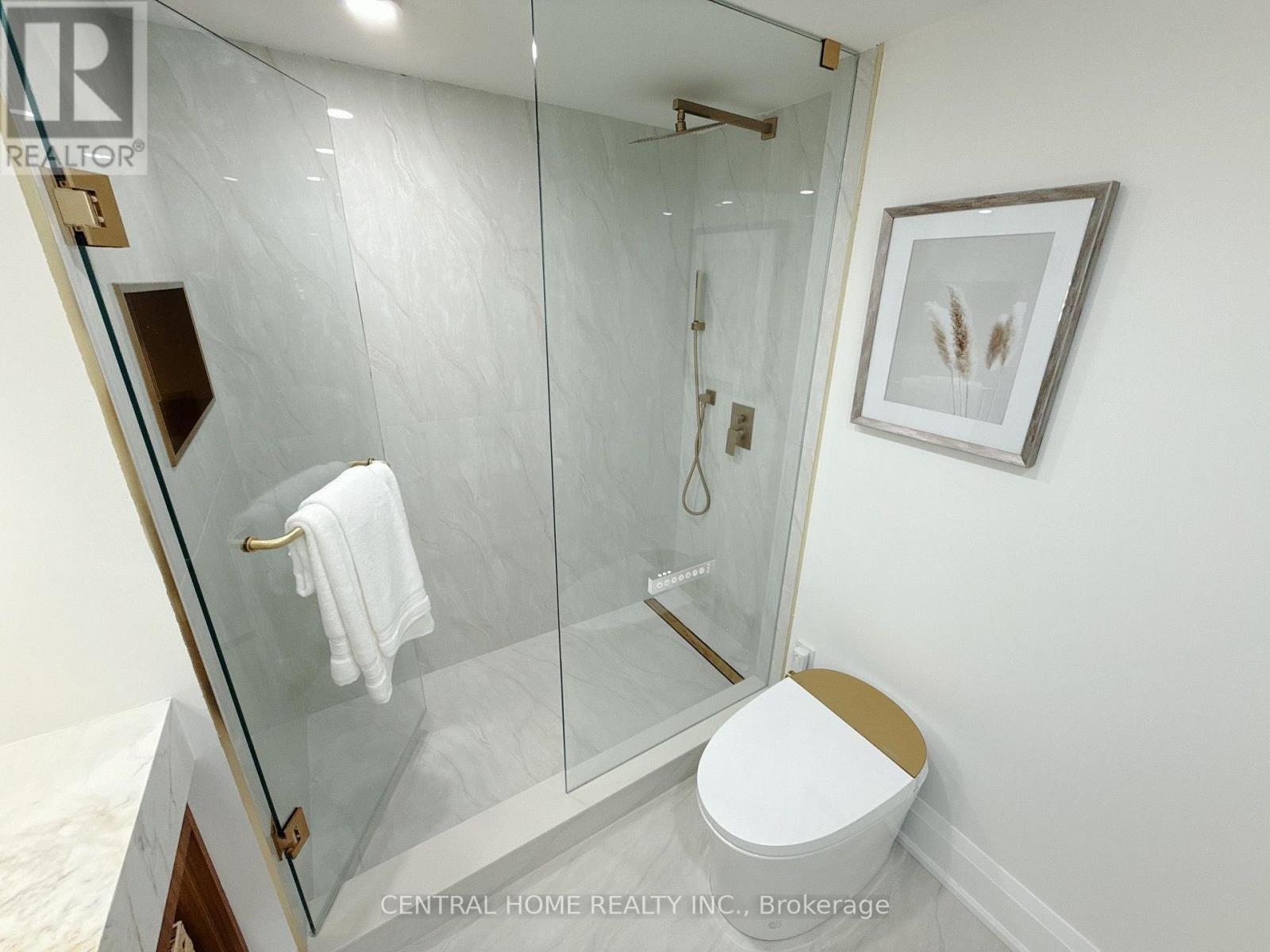 #302 85 SKYMARK DRIVE - Image 29