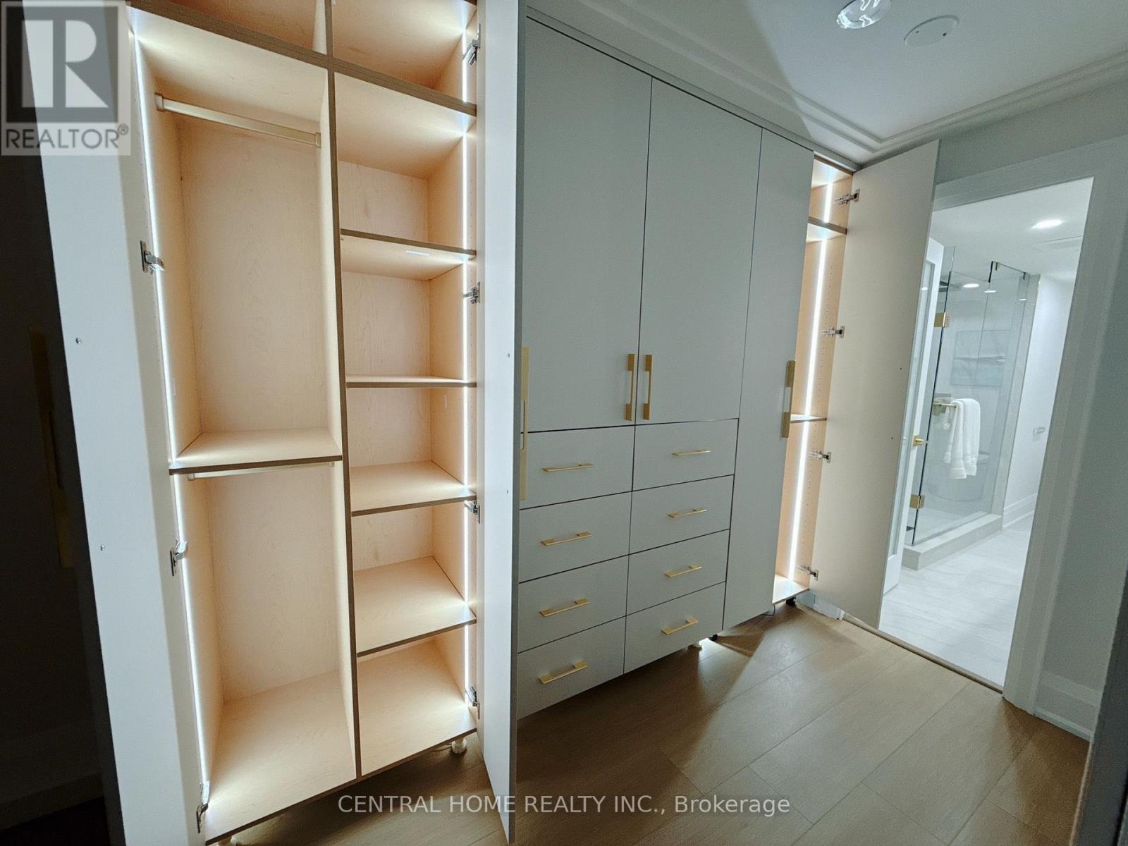 #302 85 SKYMARK DRIVE - Image 31