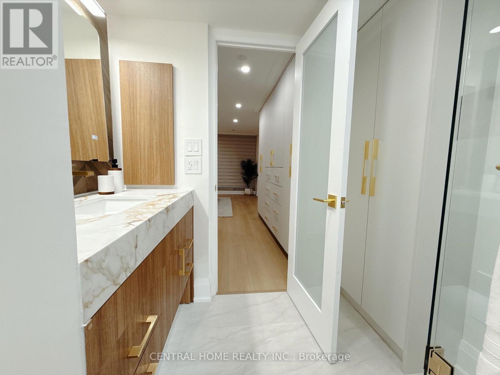 #302 85 SKYMARK DRIVE - 35