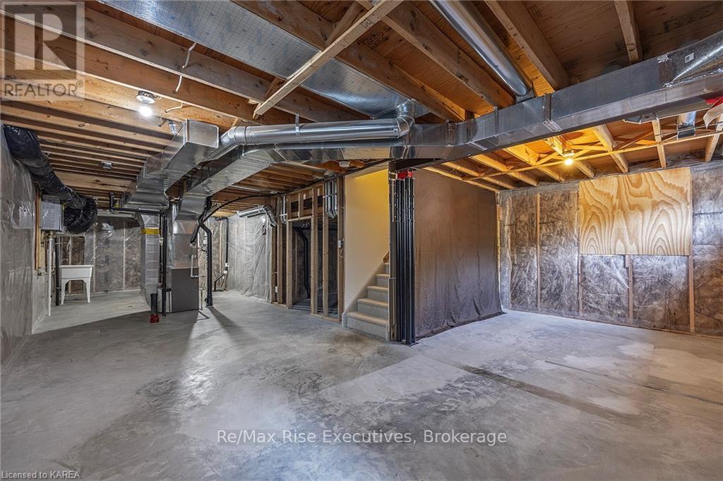 1653 CRIMSON CRESCENT - 35