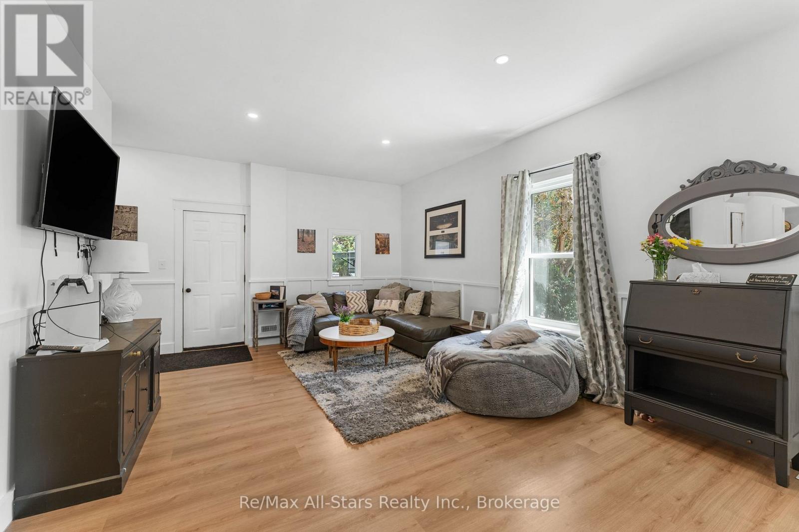 21 FRANCIS STREET E - 15