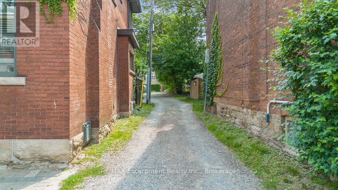 217 CAROLINE STREET S - Image 47