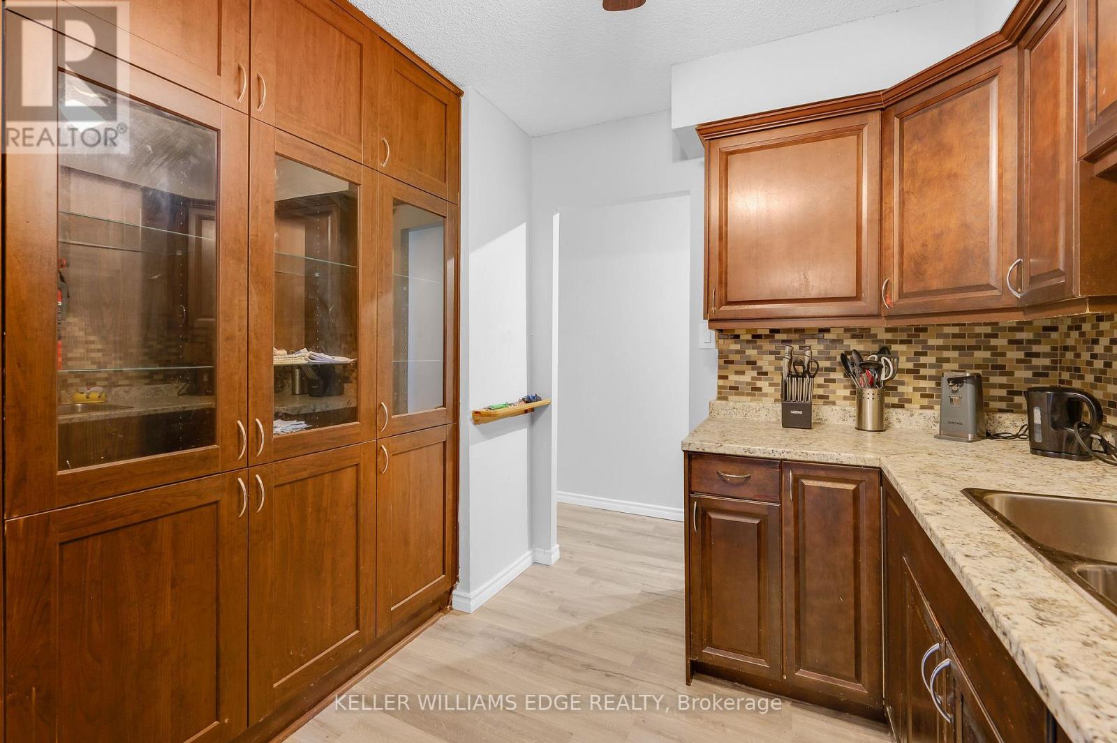 #708 975 WARWICK COURT - 18