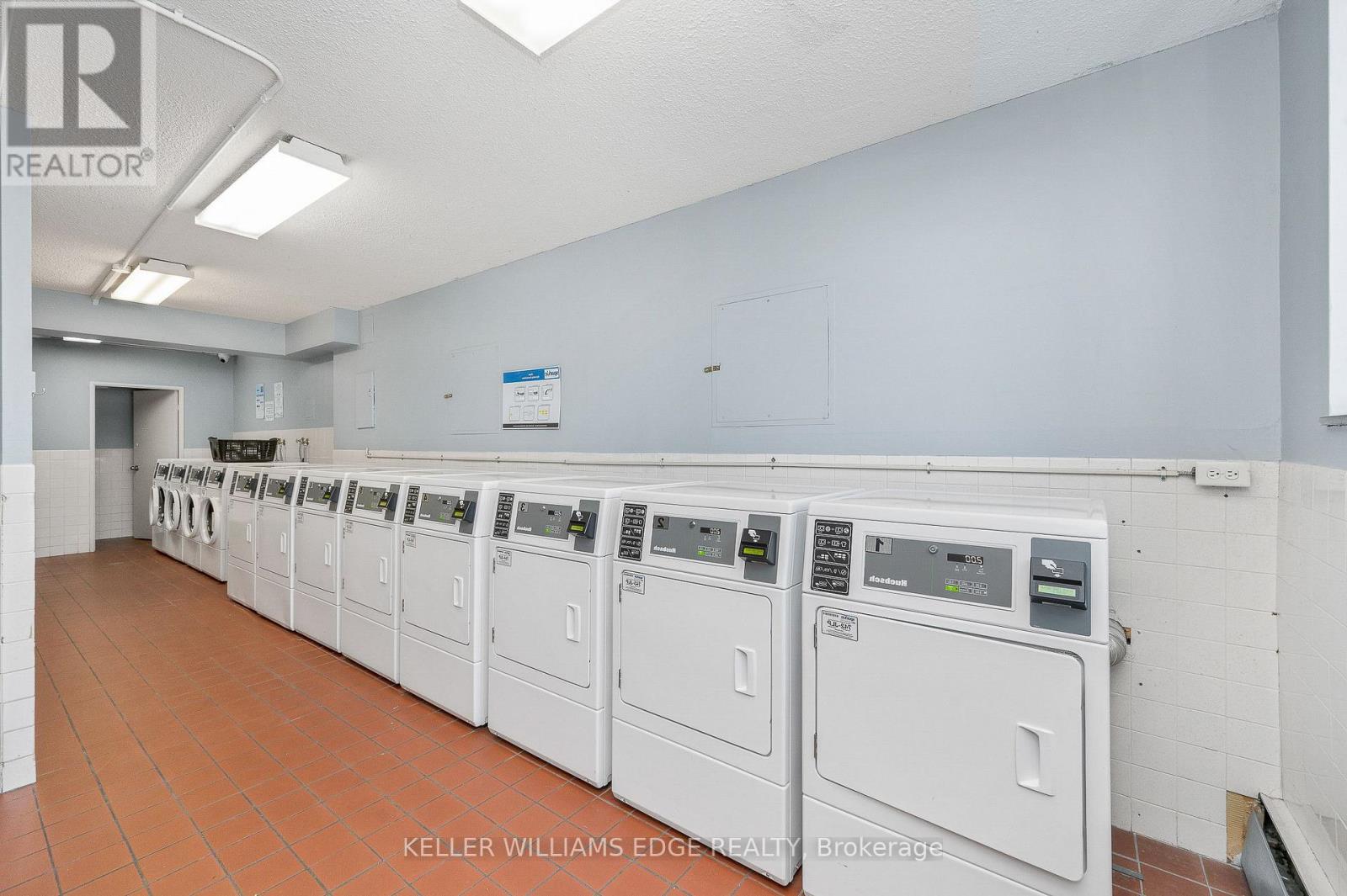 #708 975 WARWICK COURT - Image 32