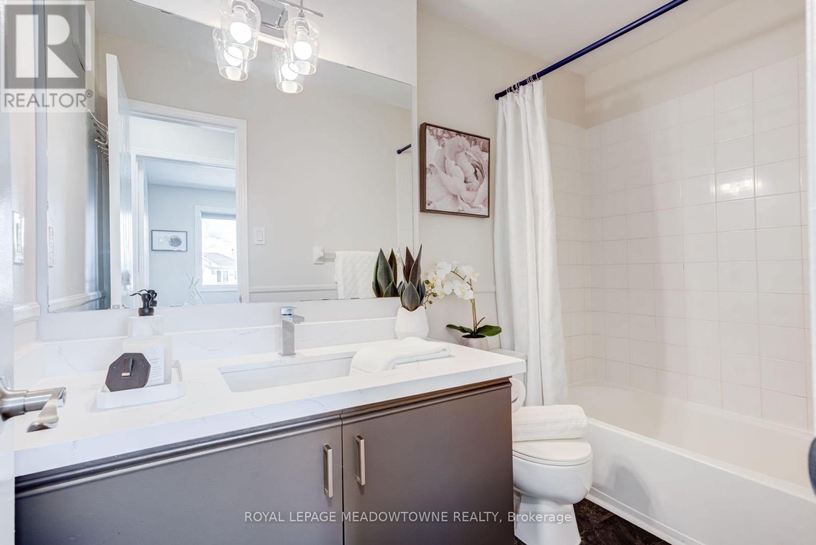 #85 2 WYLIE CIRCLE - Image 32