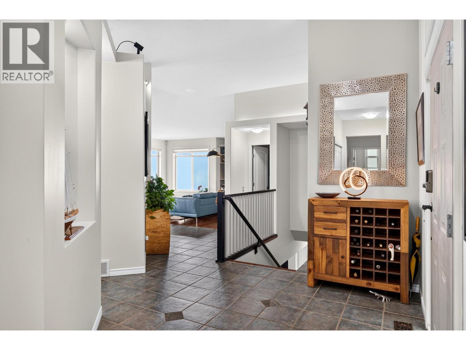 #3 2213 Waddington Court - 16