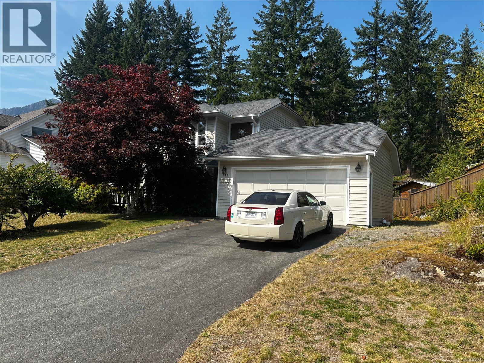492 CEDAR Cres - 2