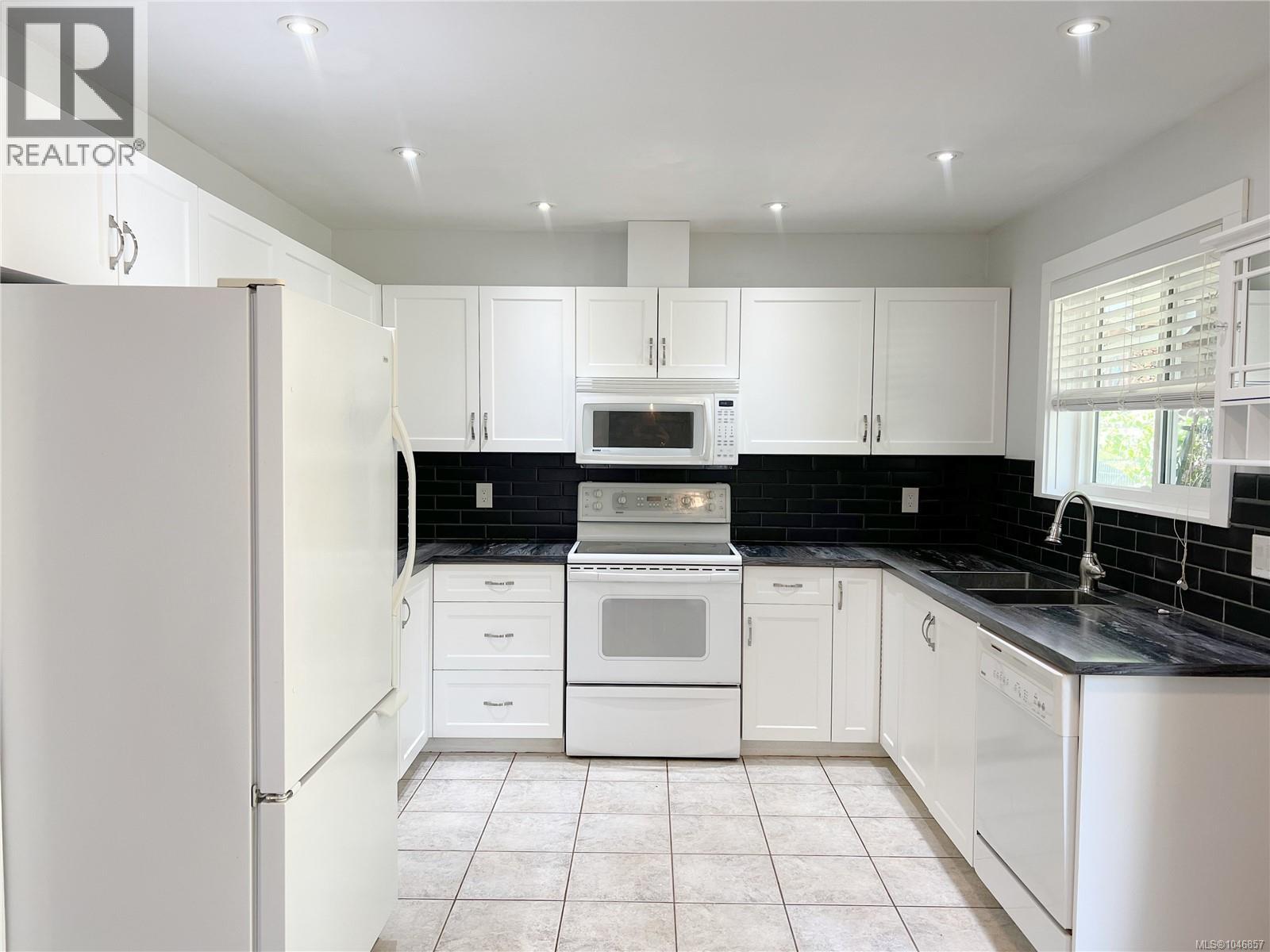 492 CEDAR Cres - 4