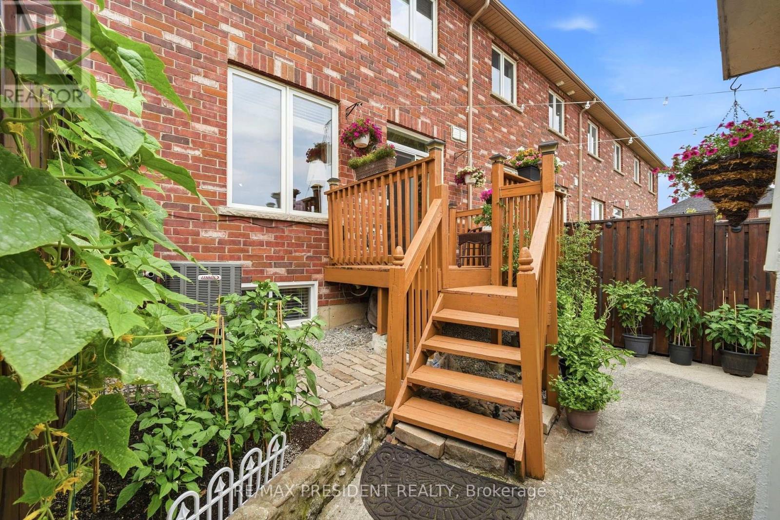 #23 45 SEABREEZE CRESCENT - 31