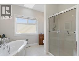 Primary Bedroom - 609 Meadow Dr, Qualicum Beach, BC V9K2T2 Photo 13