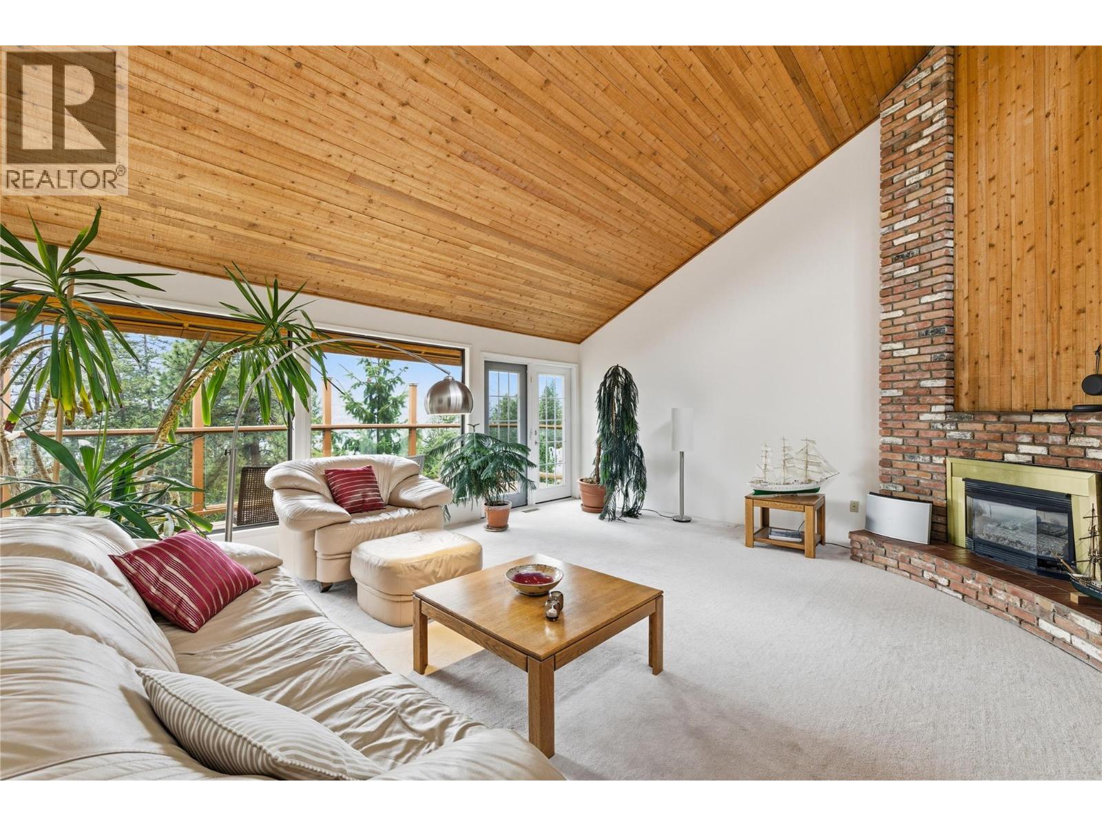 324 Clifton Road N - 2