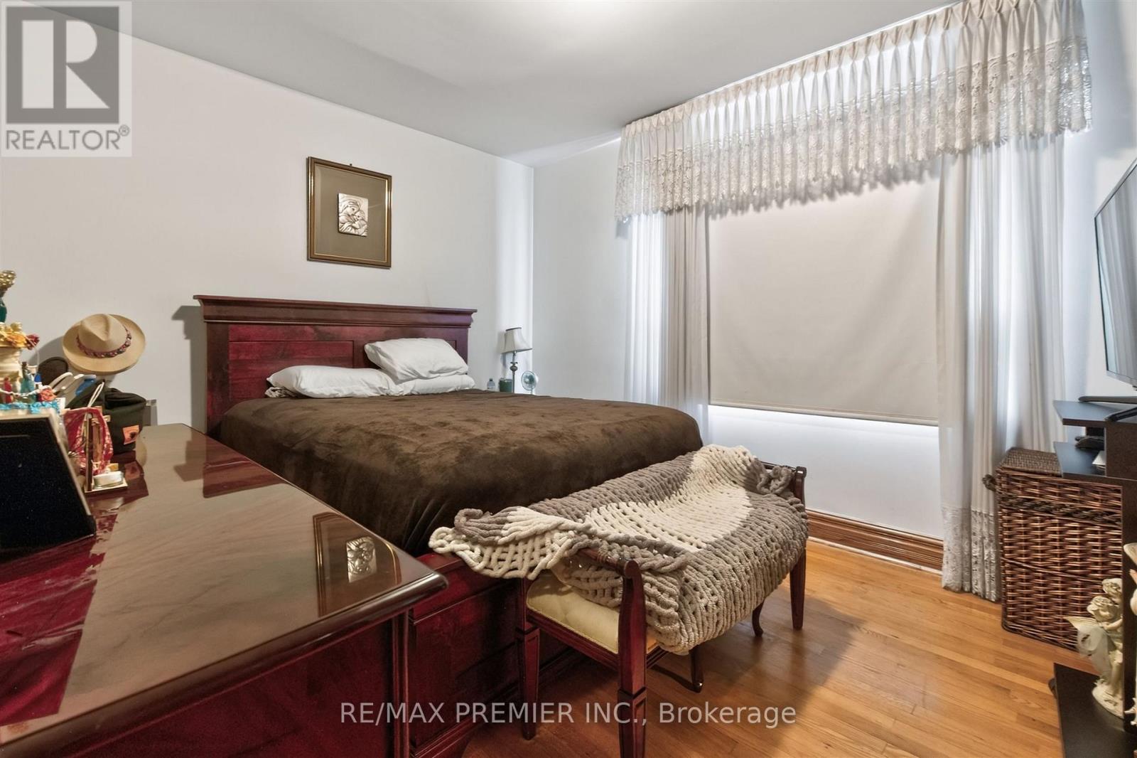 553 GREENWOOD AVENUE - Image 24