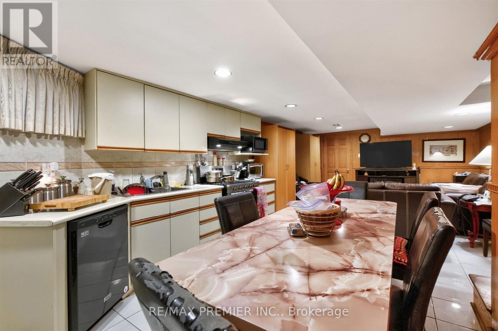 553 GREENWOOD AVENUE - Image 36