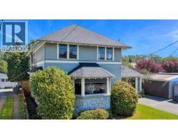 Dining nook - 3107 Quadra St, Victoria, BC V8X1E9 Photo 14