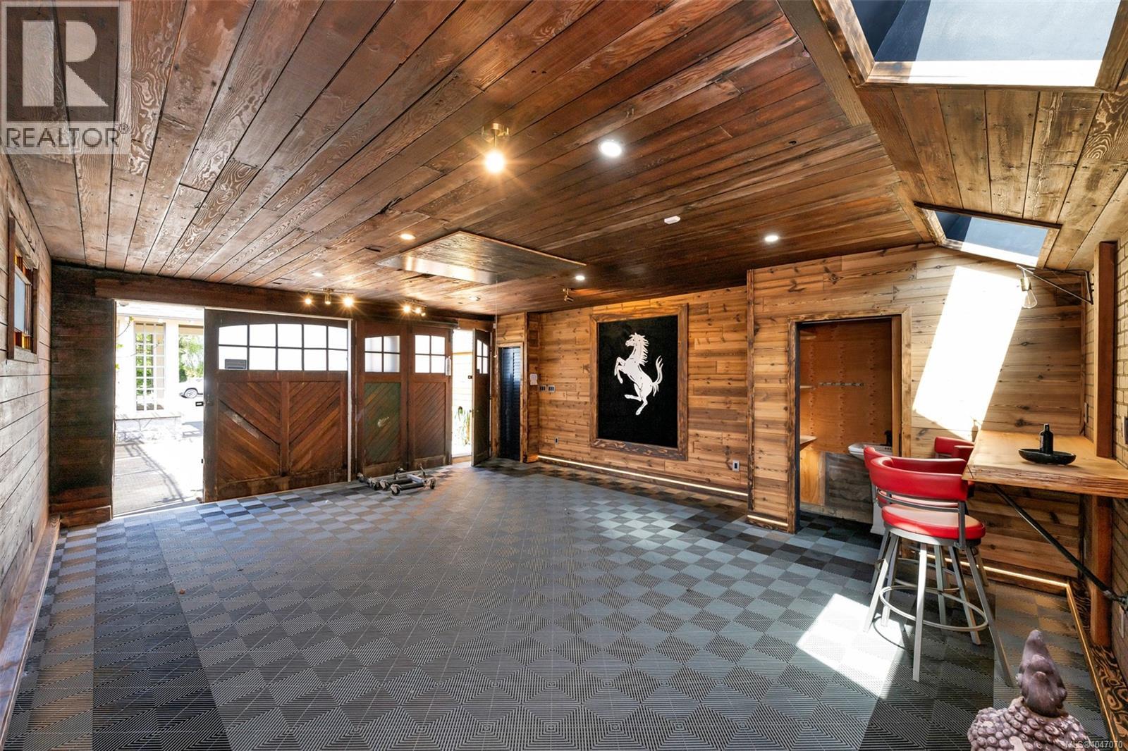 3107 Quadra St - 18