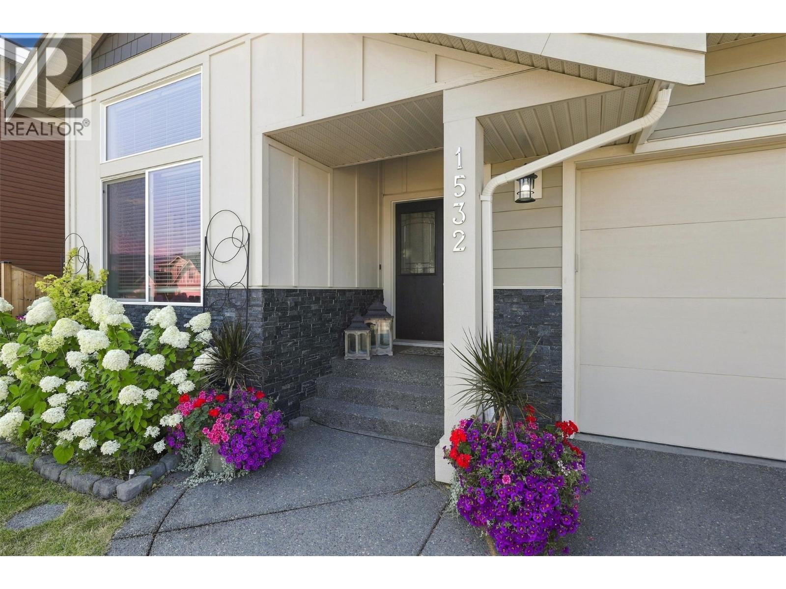 1532 EMERALD Drive - 2