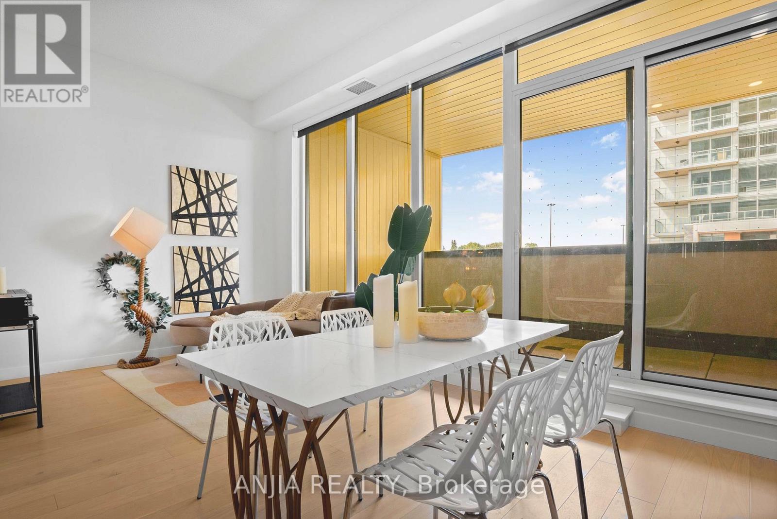 #TH607 85 MCMAHON DRIVE - 11