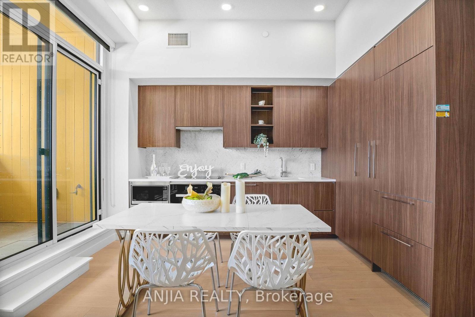 #TH607 85 MCMAHON DRIVE - 12