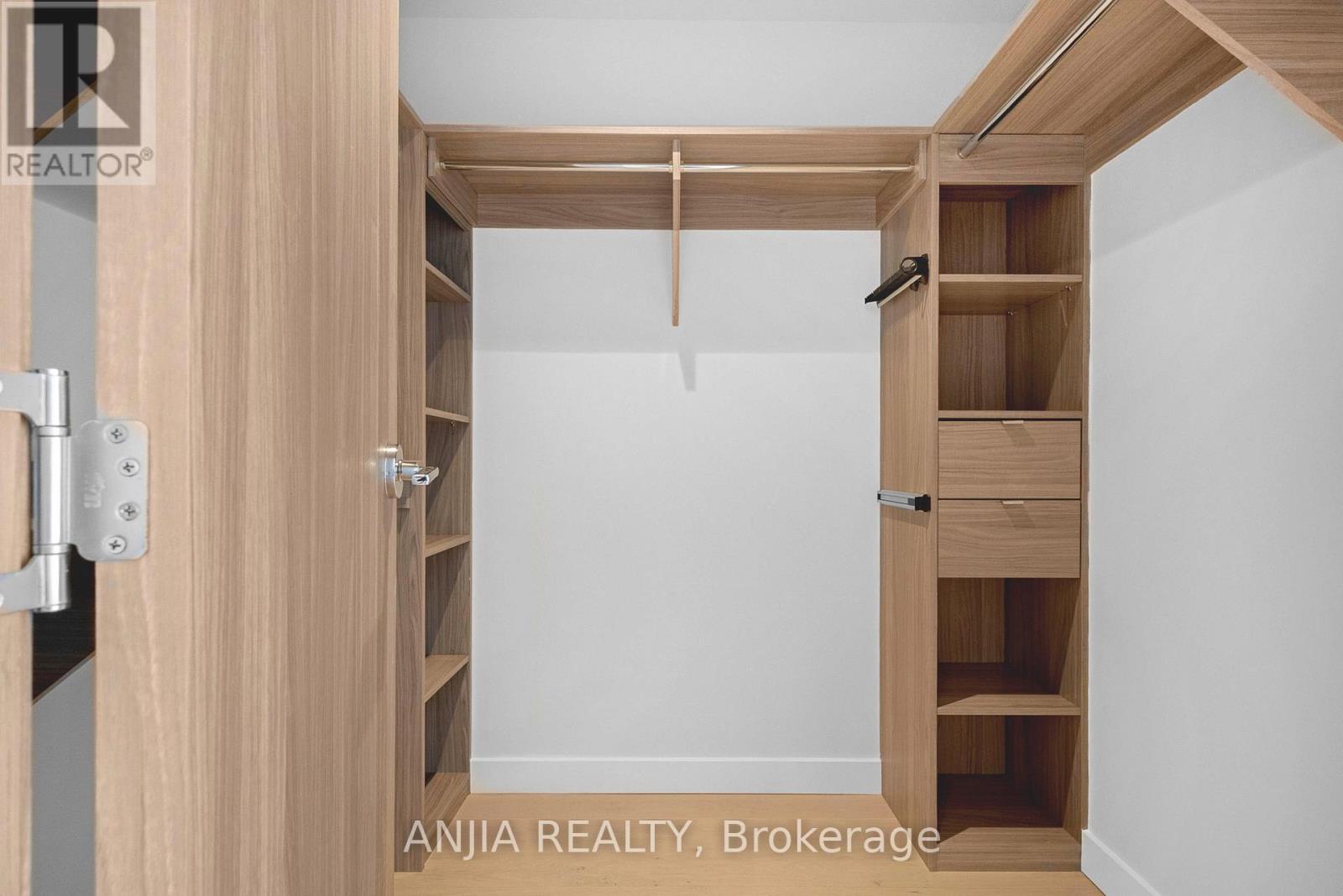 #TH607 85 MCMAHON DRIVE - 20