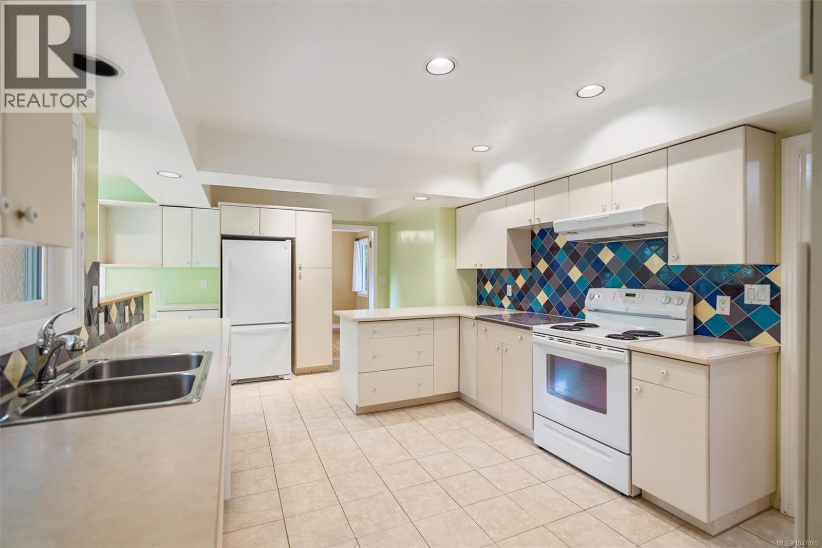  2758 Dunlevy Street, Oak Bay