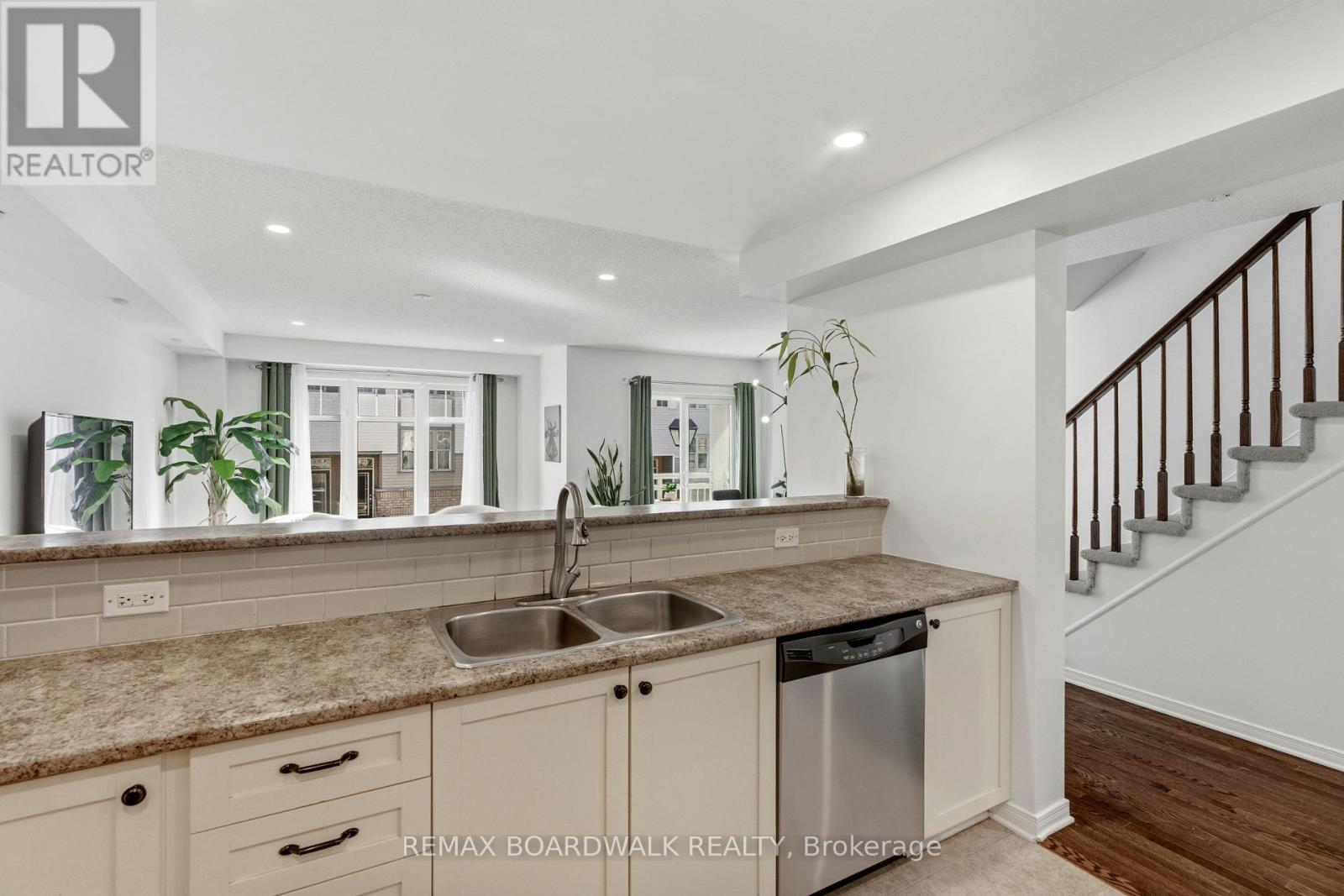 2 Bed, 2 Bath House for Sale in Ottawa – 107 CAITHNESS PRIVATE, Ottawa – MLS# X13044156 - Image 27