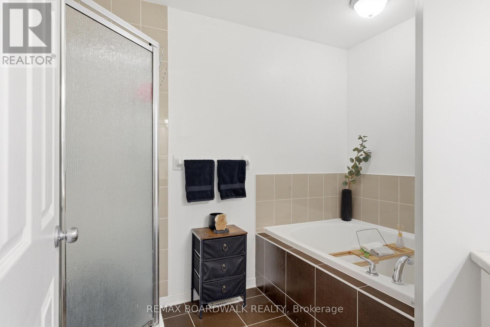 2 Bed, 2 Bath House for Sale in Ottawa – 107 CAITHNESS PRIVATE, Ottawa – MLS# X13044156 - Image 65