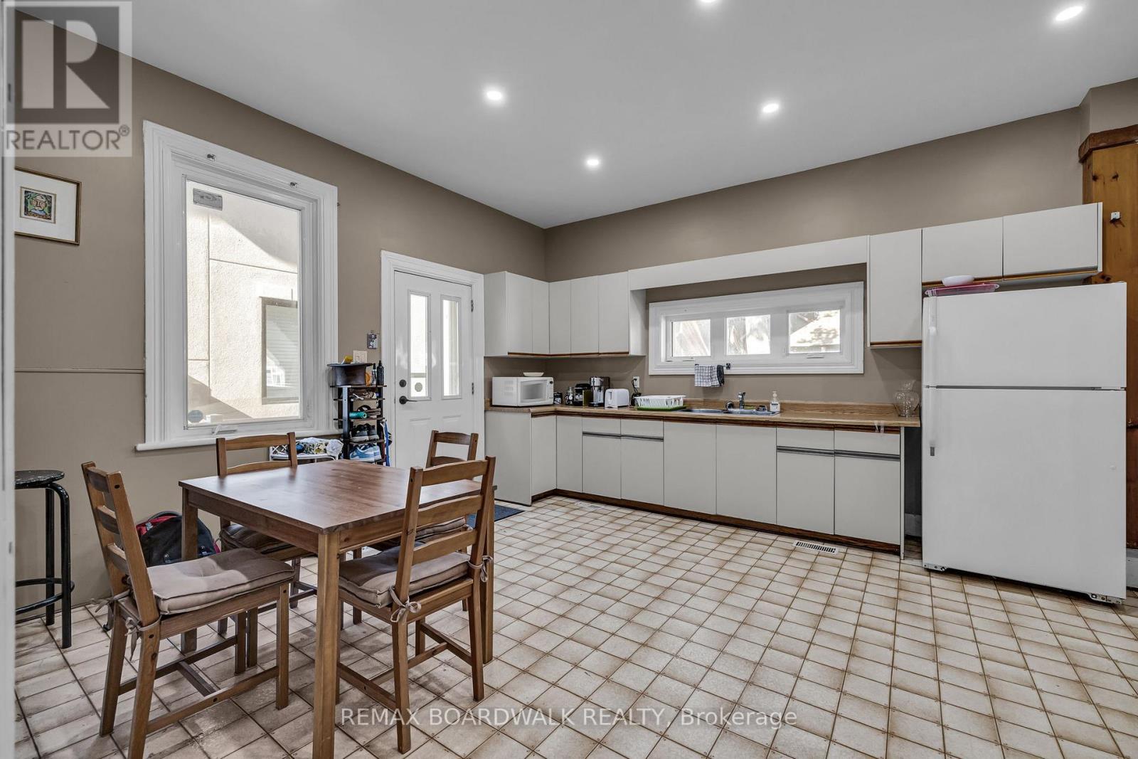 57 LEES AVENUE - 19