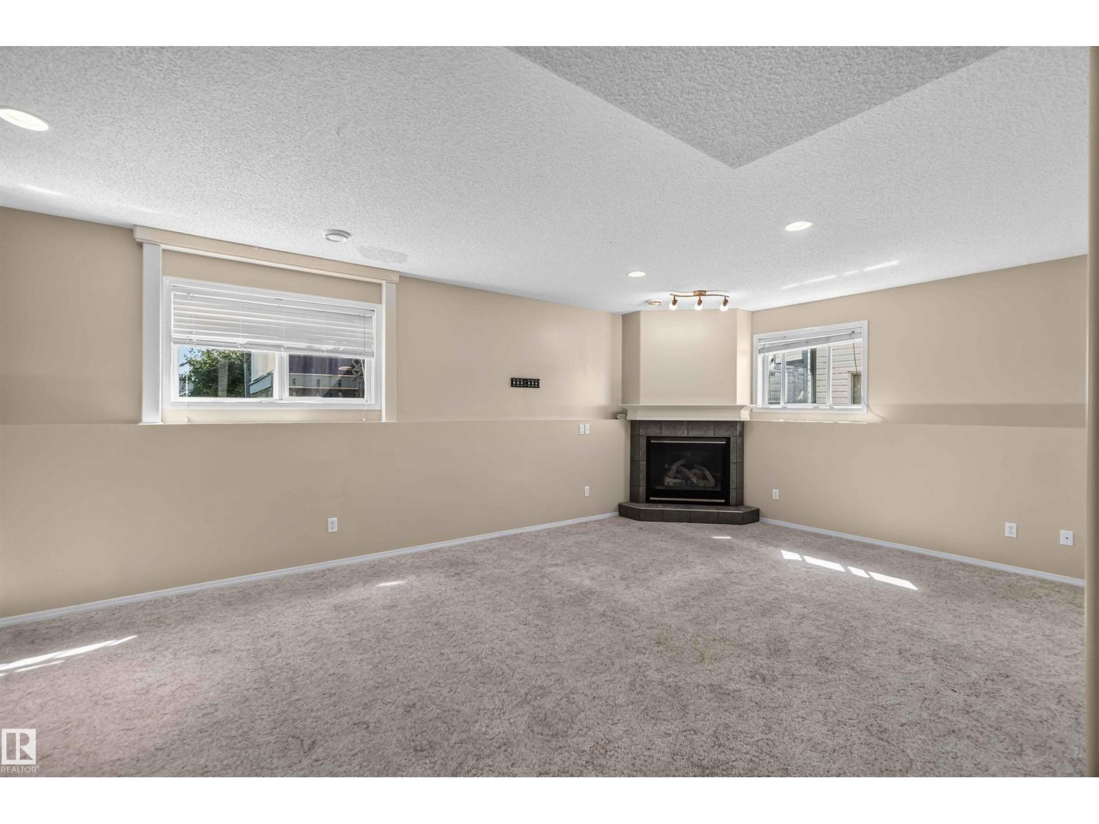 5111 52 ST - 35