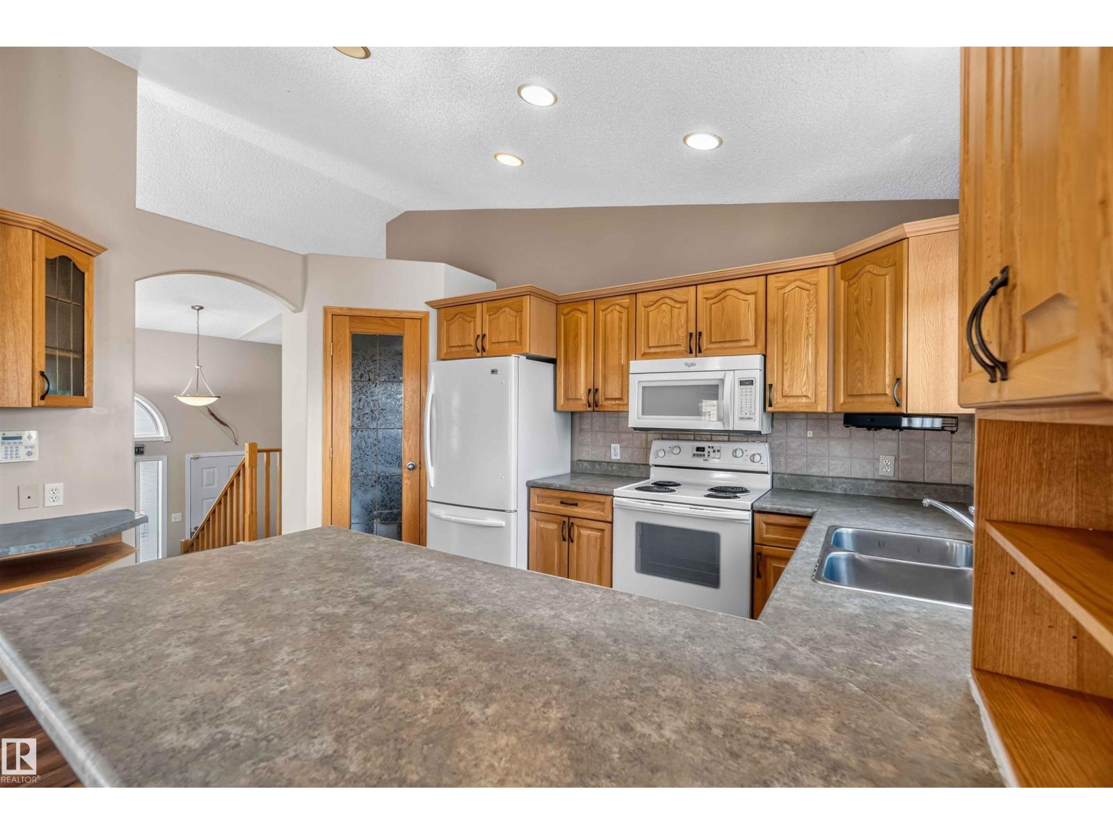 5111 52 ST - Image 13