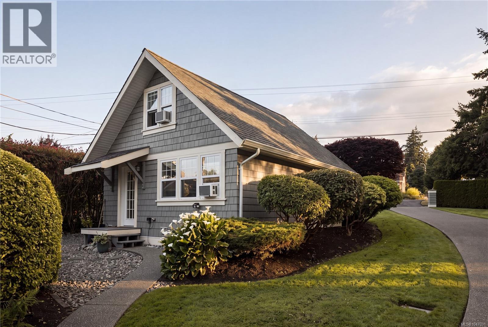 8585 Lochside Dr - Image 38