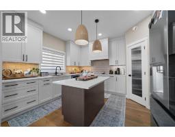 Family room - 3702 76 Street, Camrose, AB T4V5E3 Photo 10