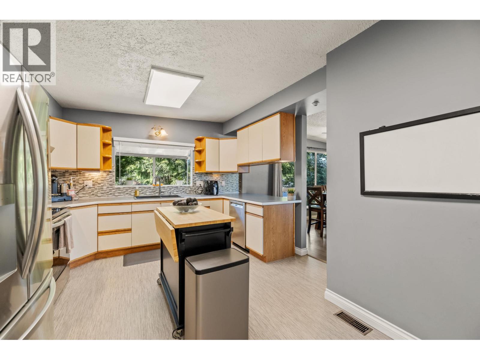 1908 WARWICK CRESCENT — photo 5