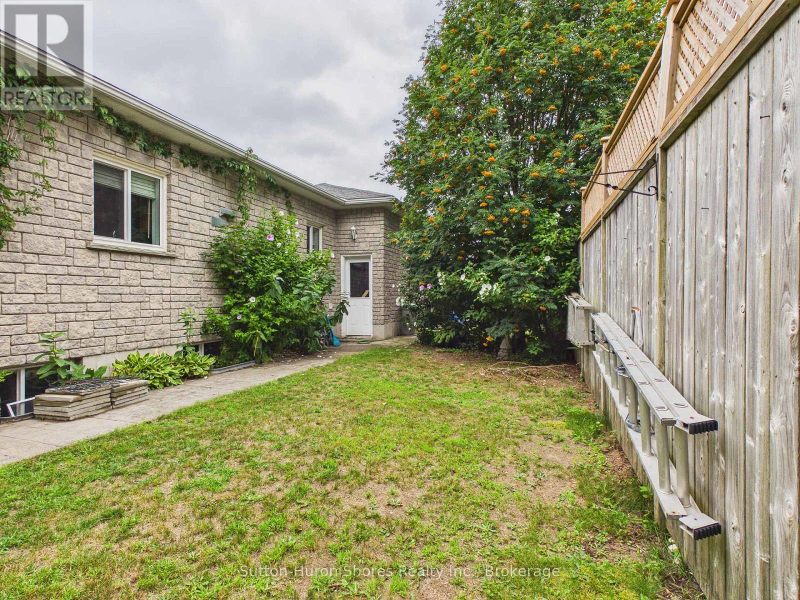 490 BLUEWATER DRIVE - Image 29