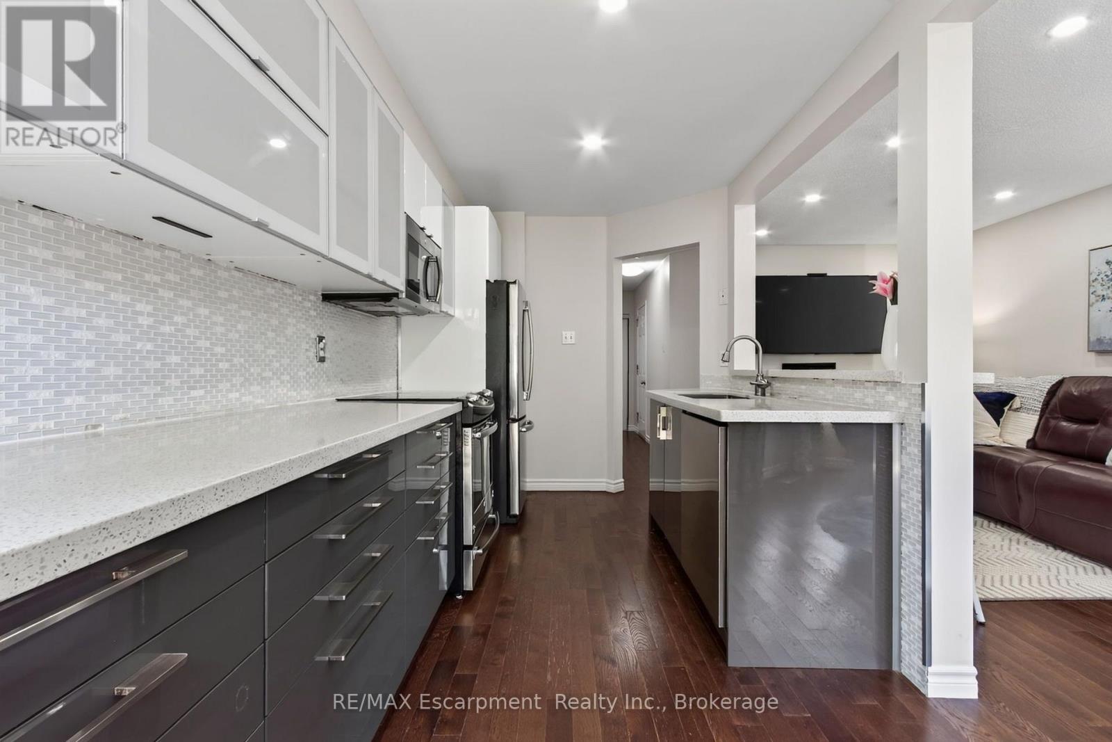 5143 LAMPMAN AVENUE - 18