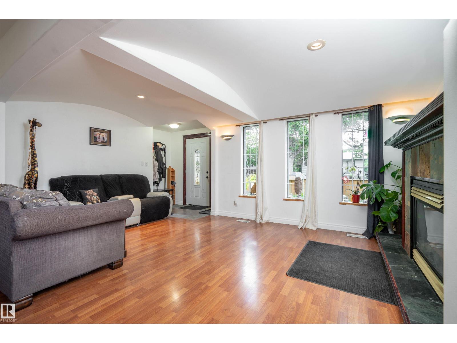 11918 42 St NW photo 4 — MLS® E4504230