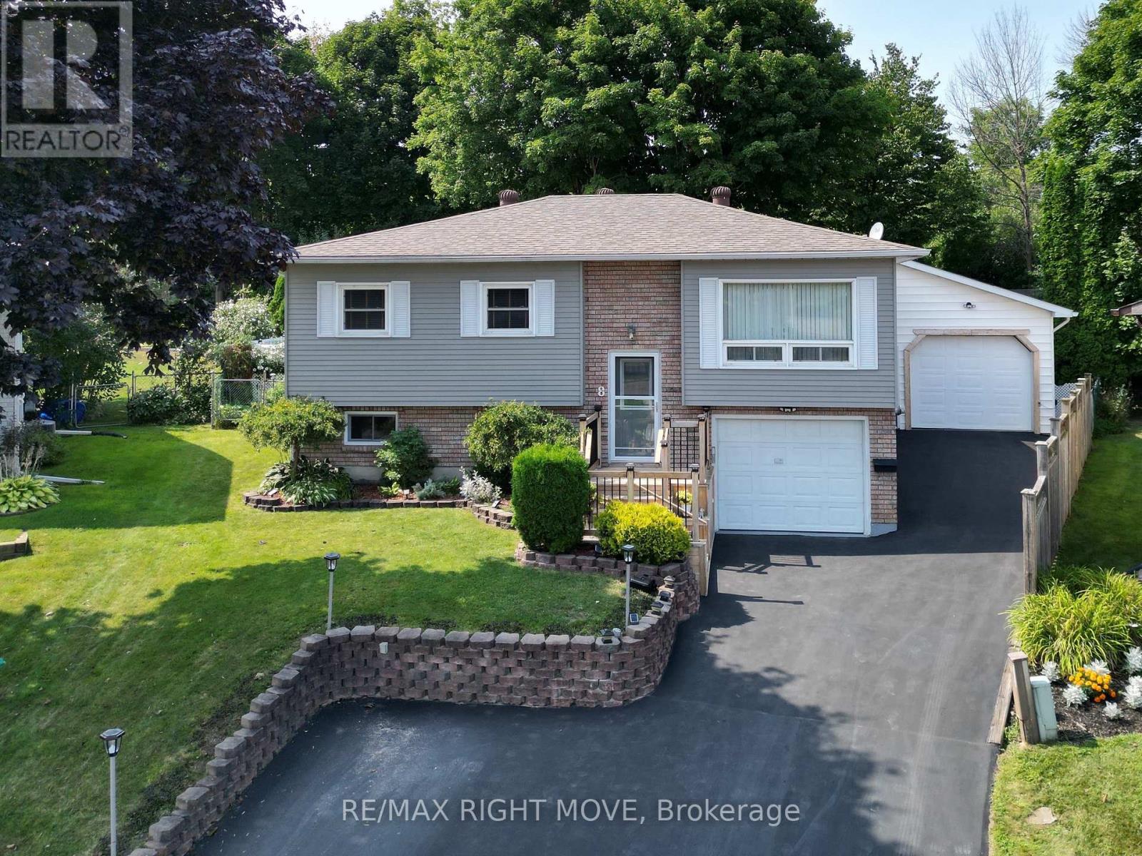 8 GAUDAUR COURT - 1
