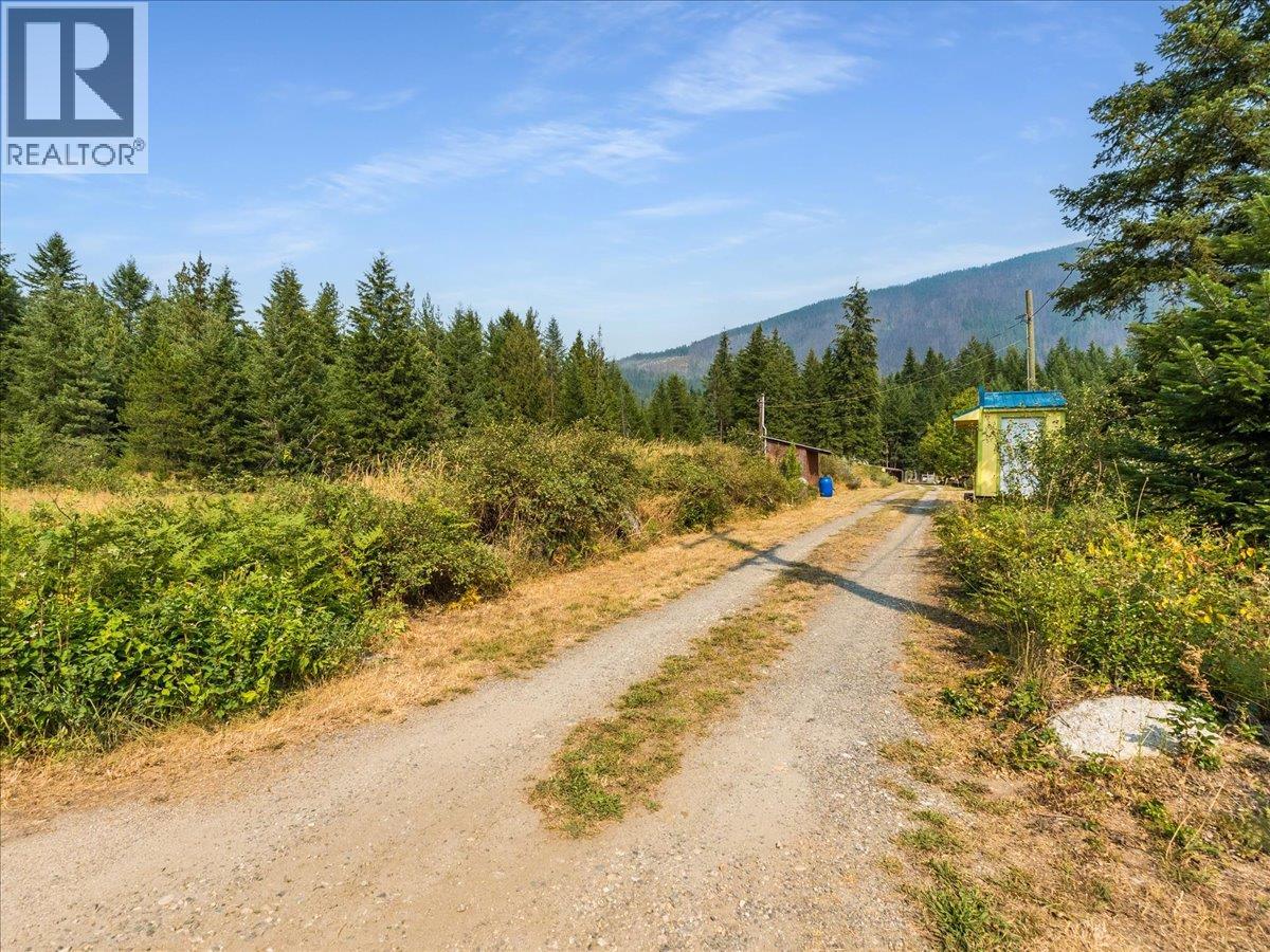 8864 SLOCAN  S Road - Image 31
